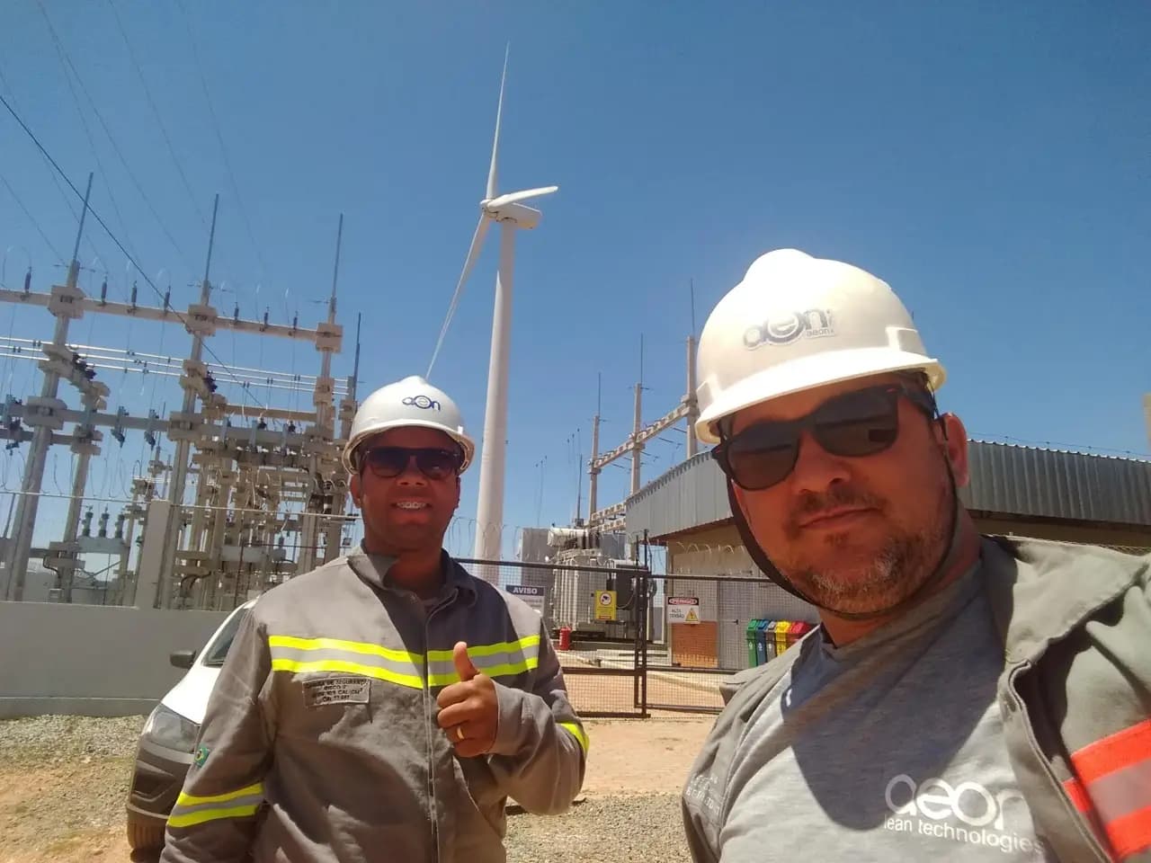 Equipe Aeon em subestação de parque eólico durante instalação
