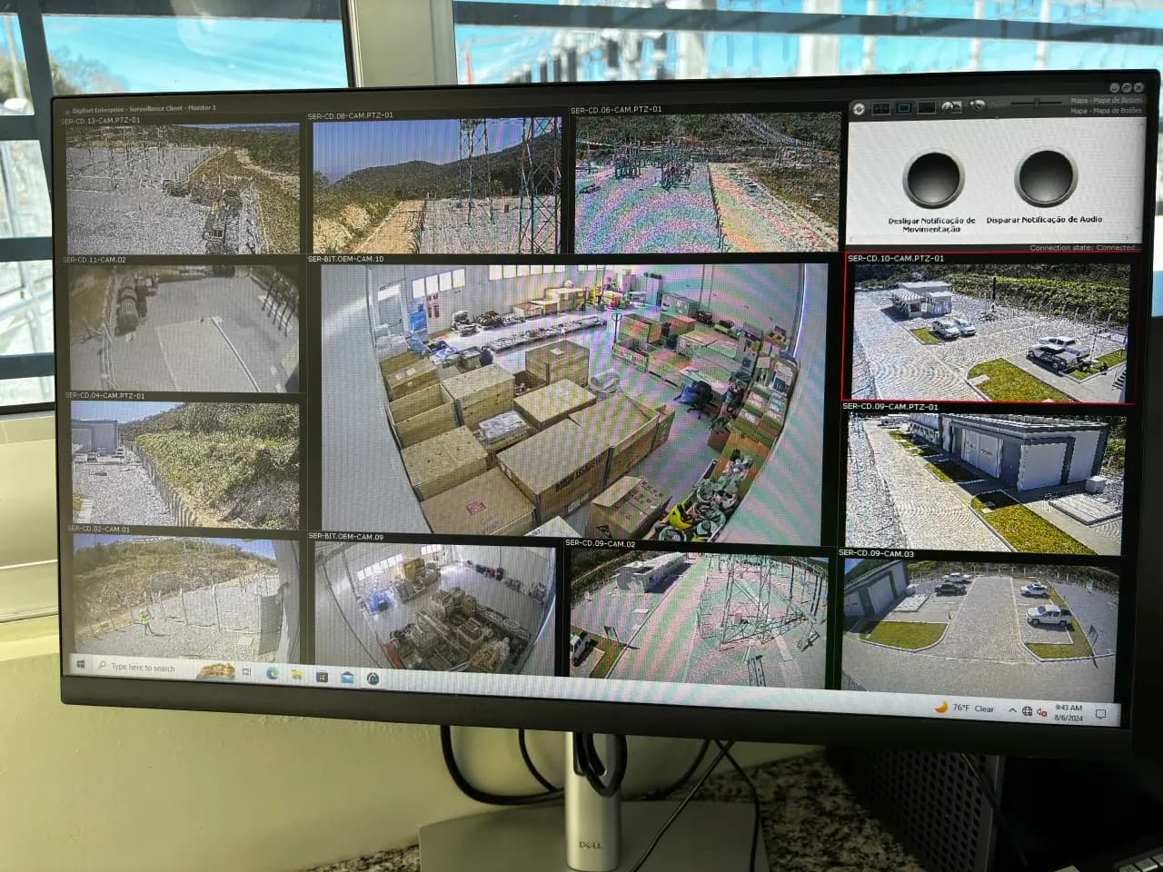 Monitor de CFTV com grade de câmeras de segurança em operação