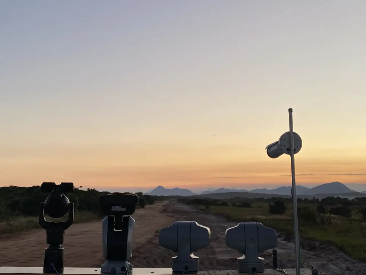 Câmeras PTZ de segurança ao pôr do sol em infraestrutura crítica