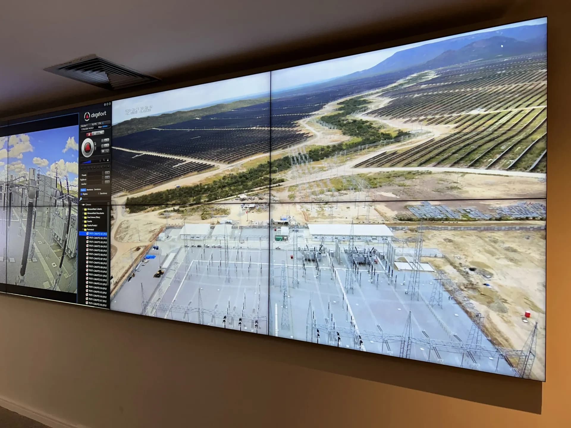 Videowall de centro de operações com monitoramento aéreo de usina solar