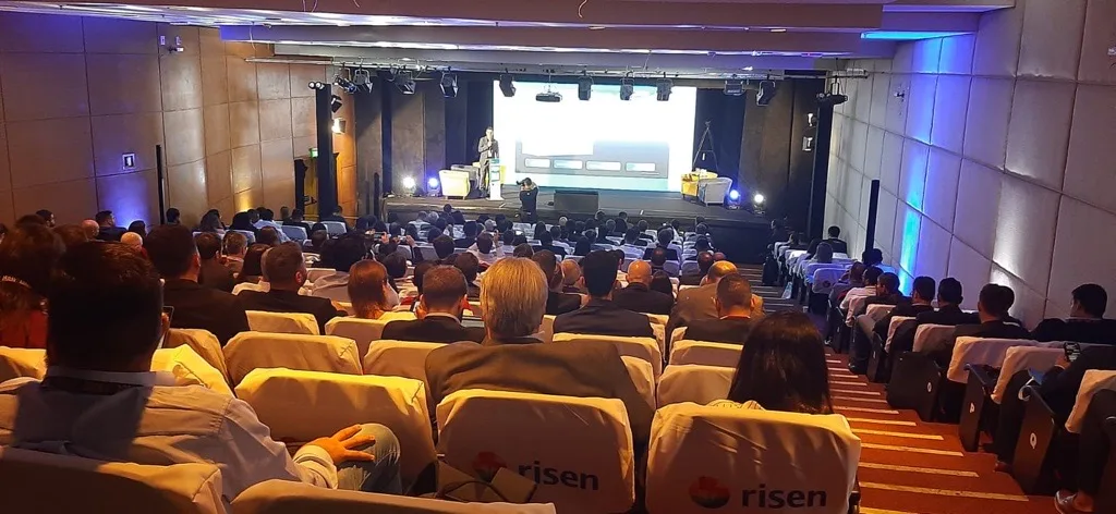 Palestra em conferência do setor de energia solar