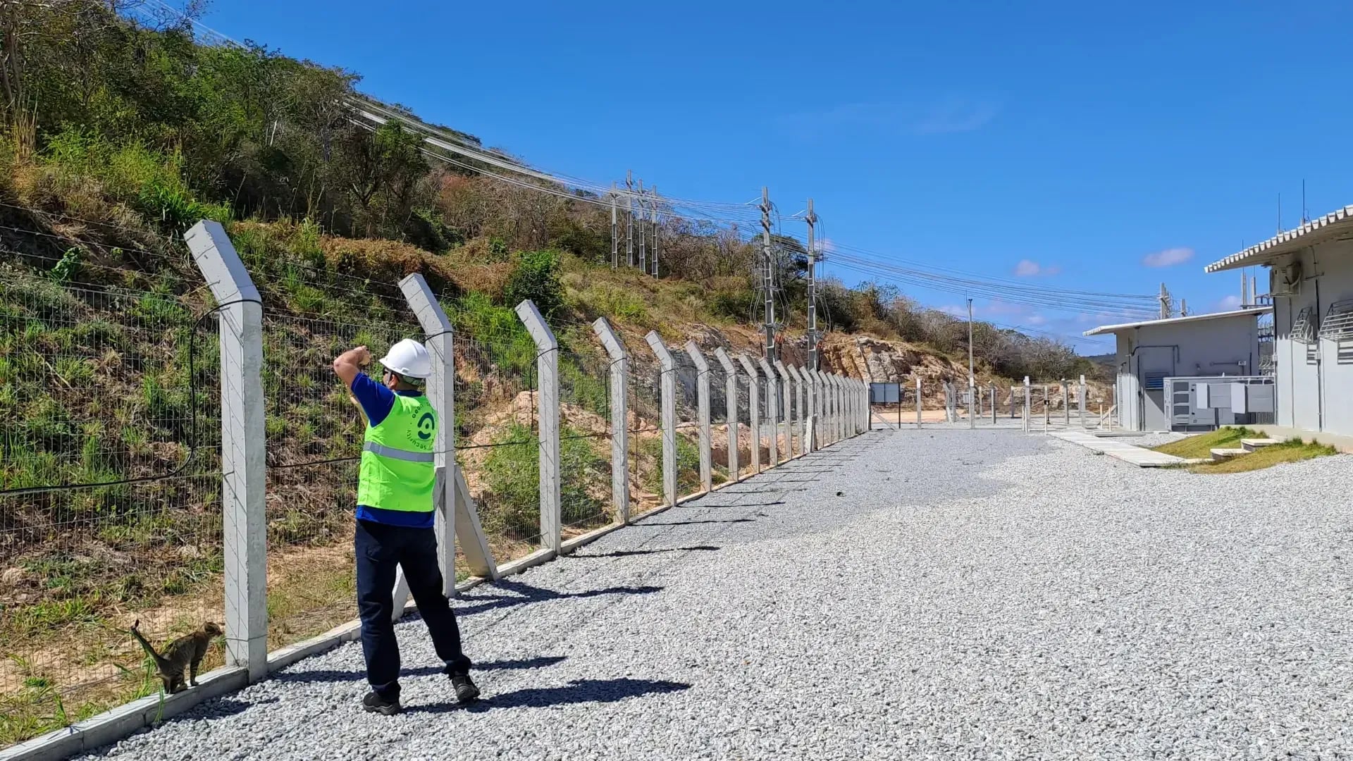 Técnico da Aeon Security inspecionando cerca perimetral em projeto de infraestrutura crítica