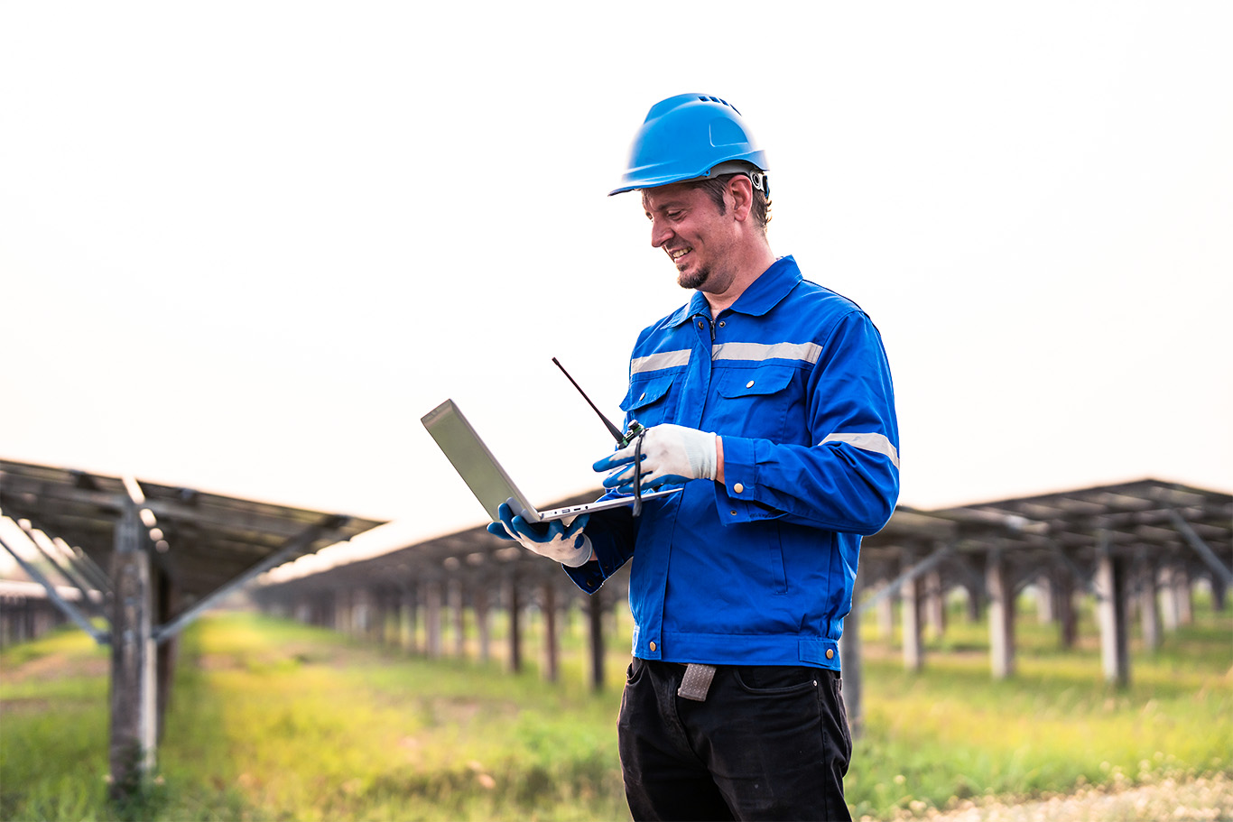 Engenheiro de segurança monitorando sistema em usina solar